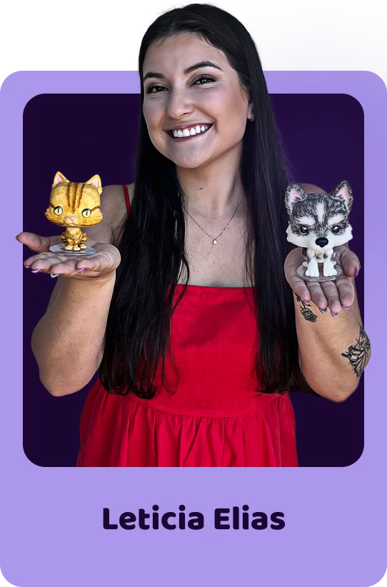 Letícia Elias segurando duas peças personalizadas de pets